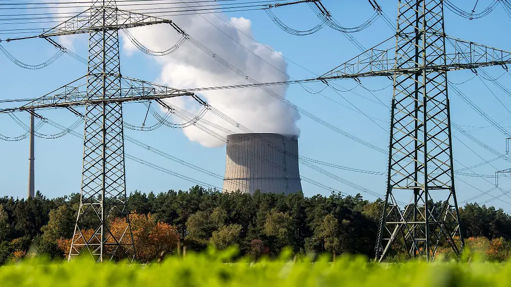Stromleitungen-verlaufen-vor-dem-Kernkraftwerk-Emsland-in-der-Naehe-von-Lingen