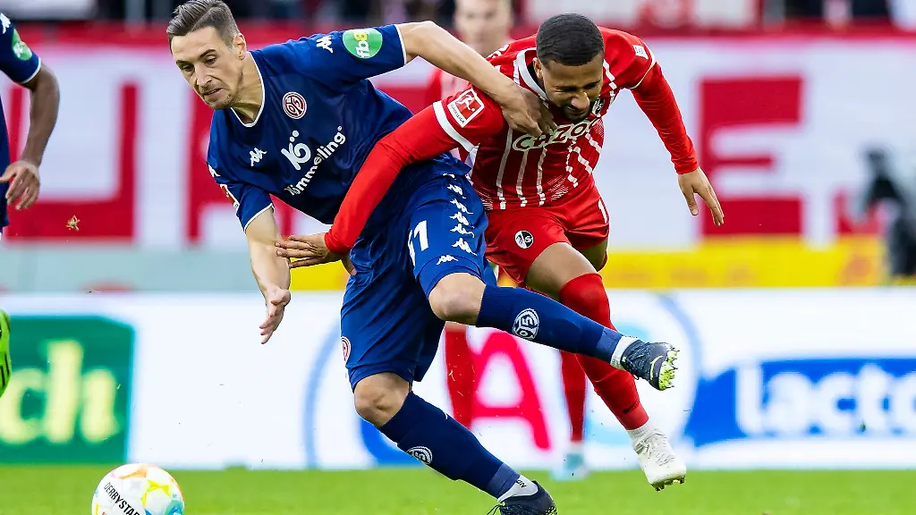 Daniel-Kofi-Kyereh-r-vom-SC-Freiburg-kaempft-um-den-Ball