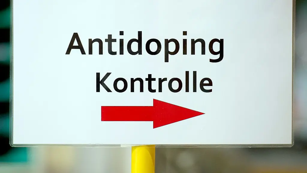 Ein-Schild-weist-auf-die-Antidoping-Kontrolle-hin