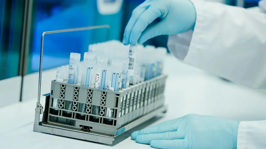 Ein-Laborant-arbeitet-in-einem-Labor-fuer-Corona-Tests