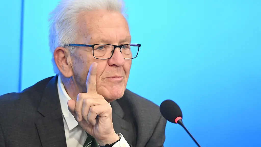 Winfried-Kretschmann-Buendnis-90-Die-Gruenen-spricht-bei-einer-Regierungs-Pressekonferenz-im-Landtag