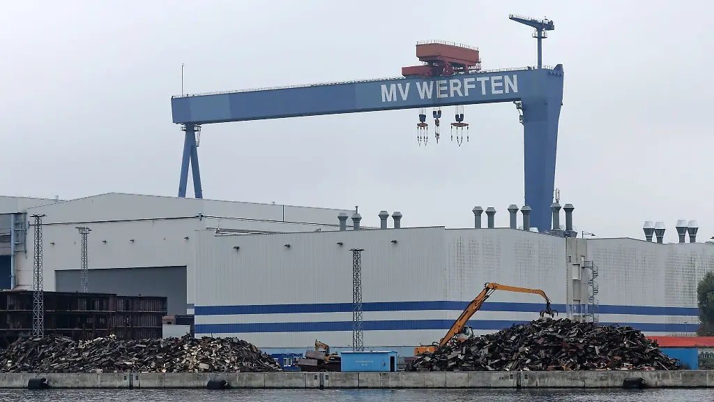 Blick-auf-das-Marinearsenal-Rostock-die-ehemaligen-MV-Werften