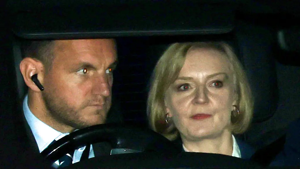 2022-10-17T180212Z-1978545383-RC263X9QOTEO-RTRMADP-3-BRITAIN-POLITICS