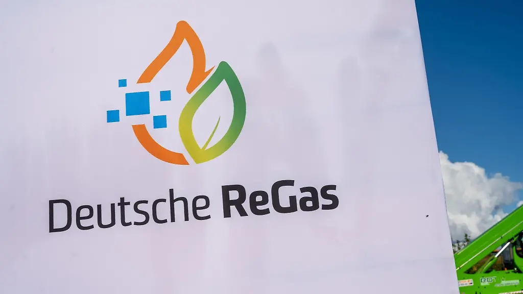 Blick-auf-ein-Bausschild-auf-der-Baustelle-fuer-ein-LNG-Terminal
