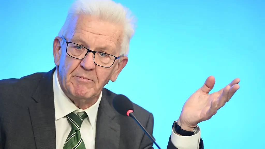Winfried-Kretschmann-Ministerpraesident-von-Baden-Wuerttemberg-spricht-bei-einer-Pressekonferenz