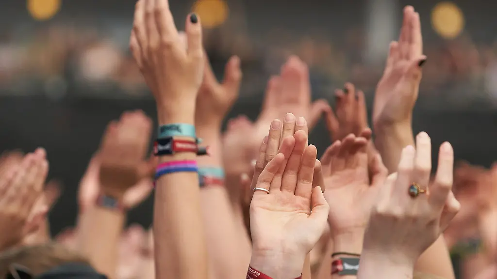Fans-feiern-auf-einem-Musikfestival
