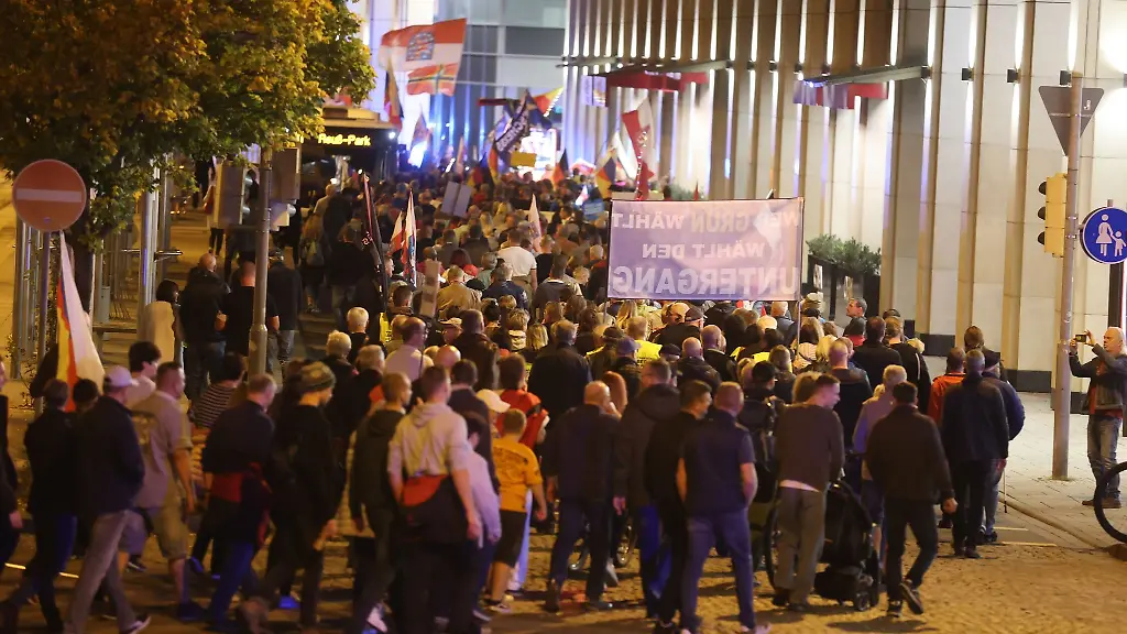 Demonstration-gegen-die-Energiepolitik-der-Bundesregierung-und-gegen-Coronamassnahmen-am-Montag