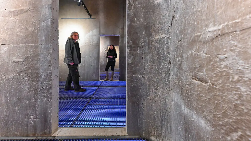 Manuela-Busch-und-Frank-Wiemeyer-stehen-in-ihrem-Getreidespeicher