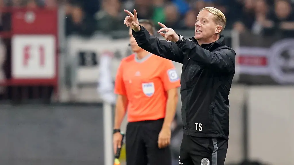 St-Paulis-Trainer-Timo-Schultz-gibt-taktische-Anweisungen