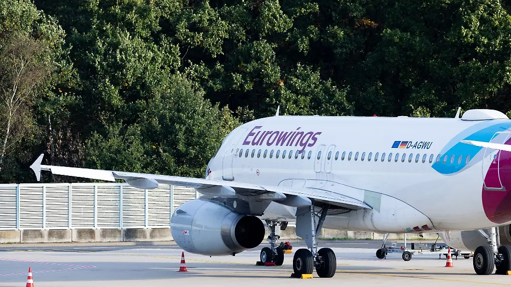 Ein-Flugzeug-von-Eurowings-steht-am-Flughafen