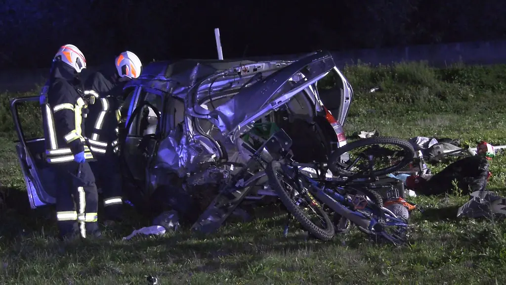 Feuerwehrleute-arbeiten-an-einem-Wrack