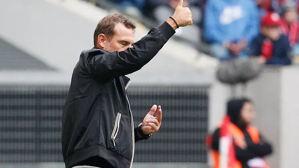 Der-Nuernberger-Trainer-Markus-Weinzierl-streckt-den-Daumen-in-die-Hoehe