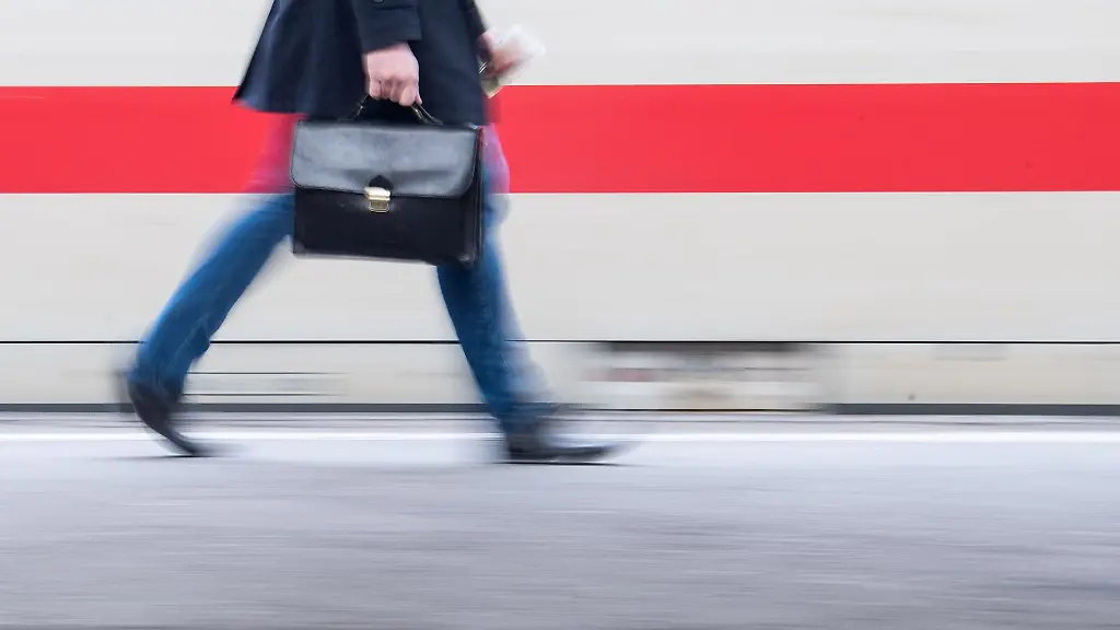 Wenn-die-Bahn-Verspaetung-hat-oder-ausfaellt-bedeutet-das-fuer-Pendler-vor-allem-zweierlei-Stress-und-Aerger