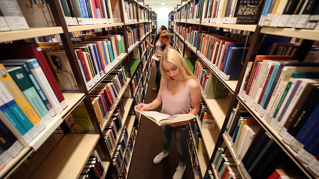 Wer-sich-frueh-genug-informiert-und-bewirbt-kann-im-Studium-oft-von-einem-Stipendium-profitieren