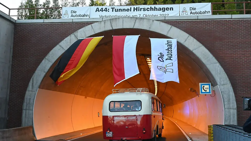 Ein-alter-Bus-faehrt-bei-der-Eroeffnung-in-den-Tunnel-Hirschhagen-ein