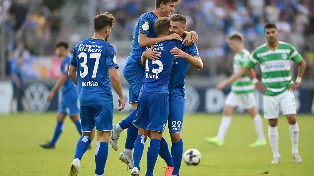 Spieler-der-Stuttgarter-Kickers-freuen-sich-nach-dem-Spiel-ueber-den-Erstrundensieg-gegen-Fuerth