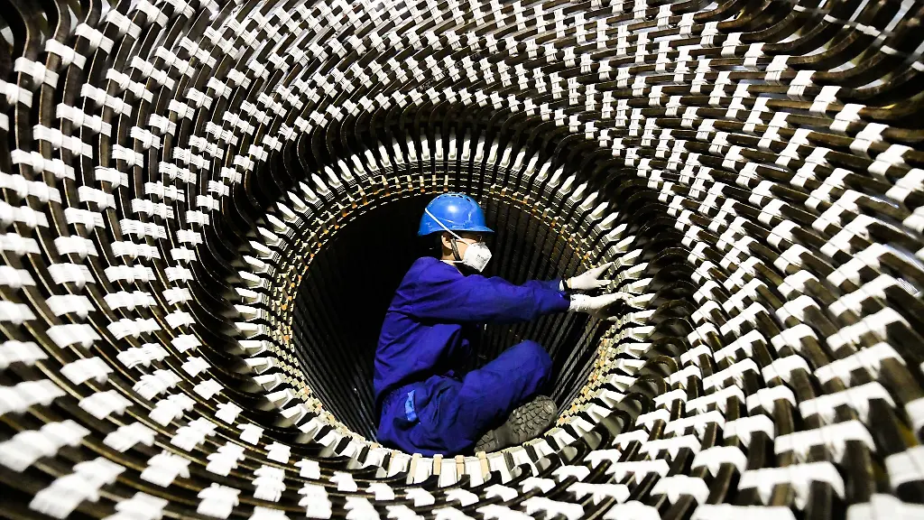 Ein-Arbeiter-in-einer-Fabrik-der-Harbin-Electric-Machinery-Company-Ltd-in-der-nordostchinesischen-Provinz-Heilongjiang