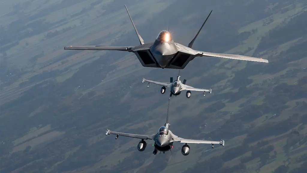 Kampfflugzeuge-der-US-amerikanischen-und-polnischen-Luftwaffen-fuehren-ueber-Polen-eine-Nato-Uebung-durch