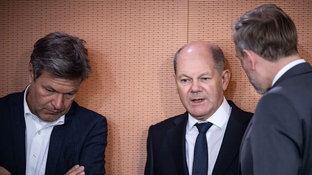 Olaf-Scholz-mit-Christian-Lindner-und-Robert-Habeck-im-Kanzleramt-Anfang-Oktober