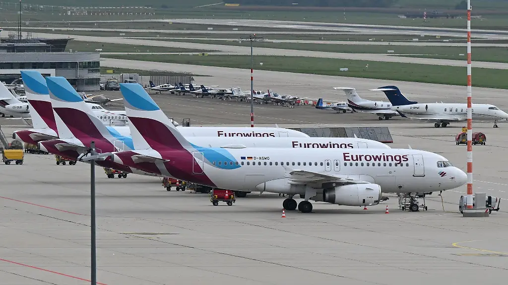 Maschinen-der-Fluggesellschaft-Eurowings-stehen-in-Stuttgart-geparkt-auf-dem-Vorfeld