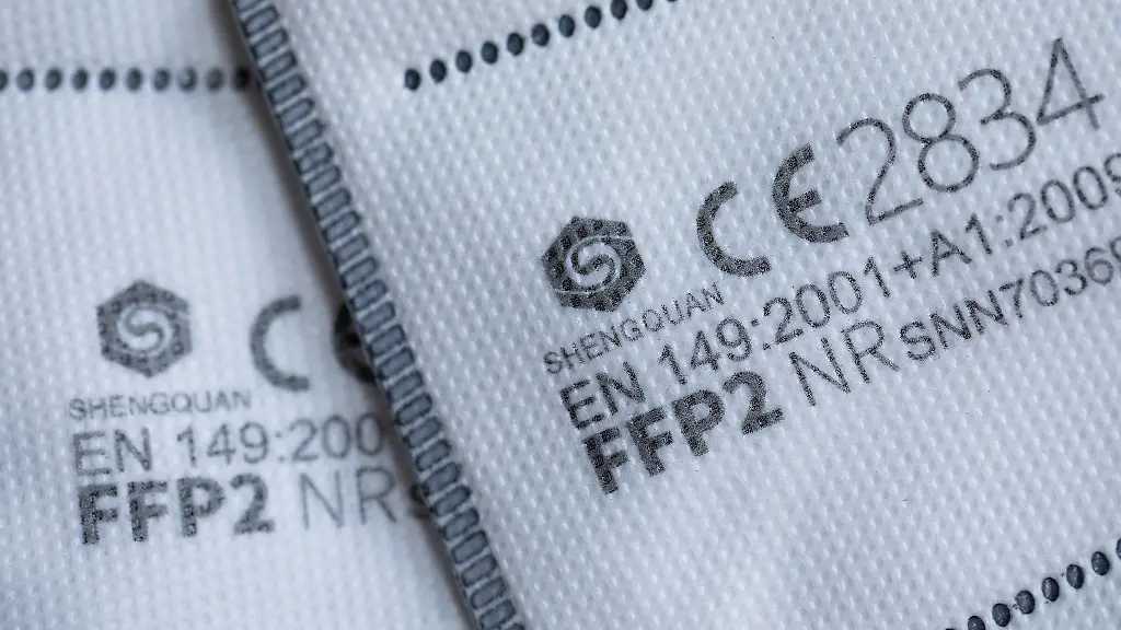 FFP2-Masken-mit-CE-Zertifizierung-liegen-auf-einem-Tisch