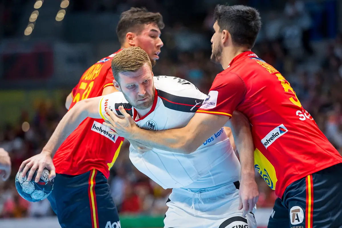 Deutschlands-Philipp-Weber-SC-Magdeburg-M-im-Zweikampf-mit-den-Spaniern-Ruben-Marchan-r-und-Alex-Dujshebaev-l