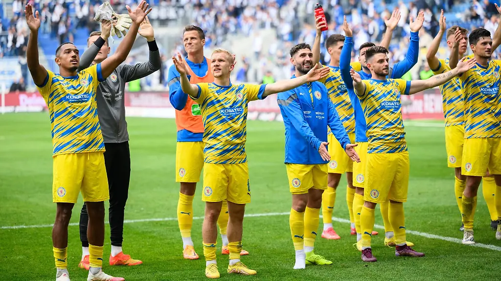 Braunschweiger-Spieler-jubeln-nach-dem-Spiel-mit-den-Fans