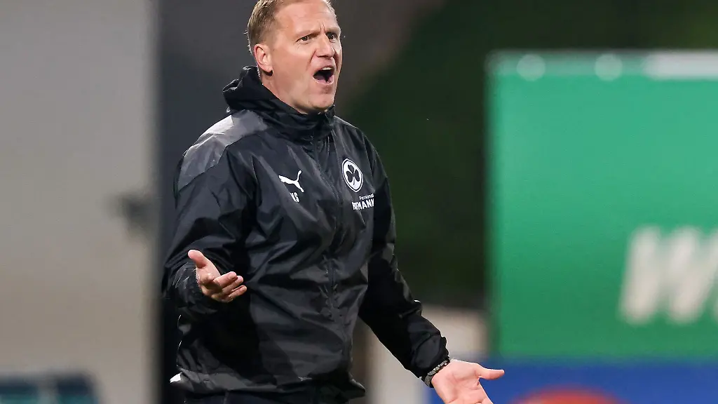 Der-Fuerther-Trainer-Trainer-Marc-Schneider-gestikuliert-im-Spiel-gegen-Rostock-am-Spielfeldrand