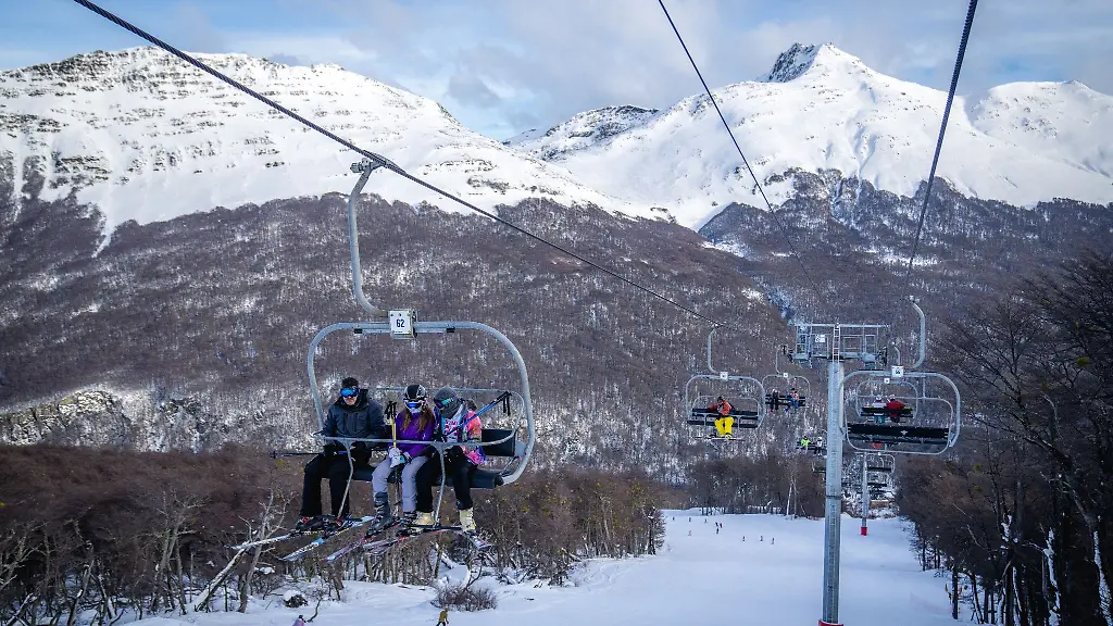 Menschen-fahren-mit-einem-Skilift