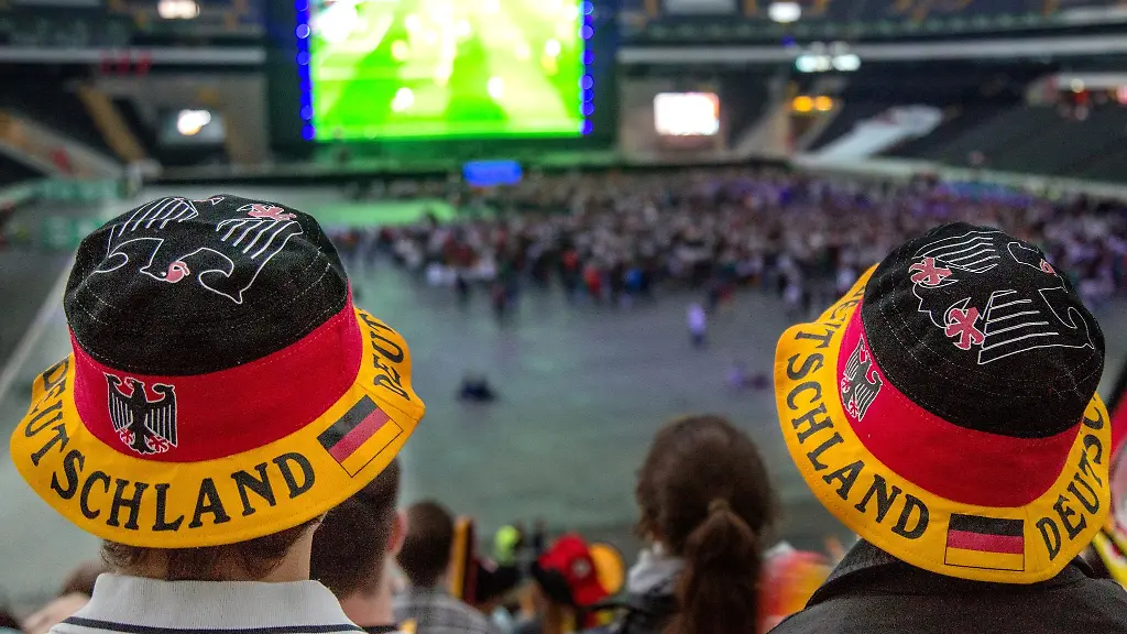 Fussballfans-verfolgen-beim-Public-Viewing-ein-Fussballspiel
