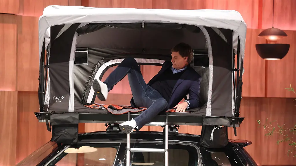 Investor-Carsten-Maschmeyer-macht-es-sich-unter-dem-Lazy-Camping-Dachzelt-gemuetlich-Quelle-RTL-Bernd-Miachel-Maurer