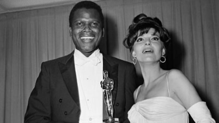 Sidney Poitier (mit Anne Bancroft) ist der erste Schwarze, der einen Oscar für die beste männliche Hauptrolle ("Rat' mal, wer zum Essen kommt") bekommen hat.