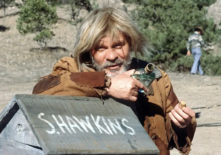 Schauspieler-Ralf-Wolter-steht-als-kauziger-Trapper-Sam-Hawkens-in-dem-Film-Winnetou-vor-der-Kamera