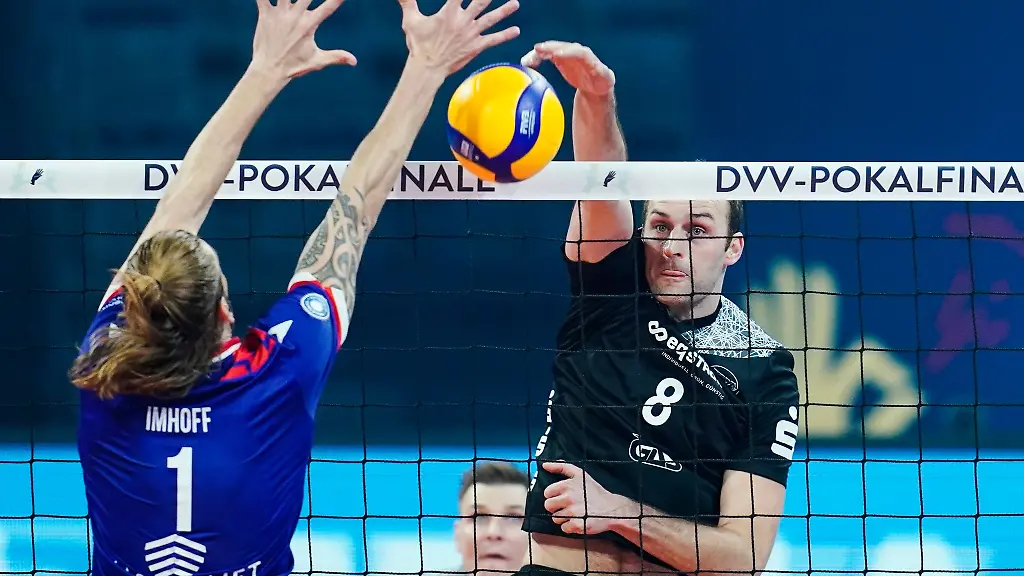 Bestensees-Dirk-Westphal-r-schmettert-am-Block-Frankfurts-Facundo-Imhoff-vorbei