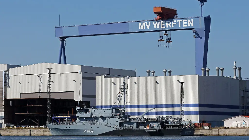 Das-Minenjagdboot-Fulda-hat-als-erstes-Marineschiff-im-kuenftigen-Marinearsenal-festgemacht