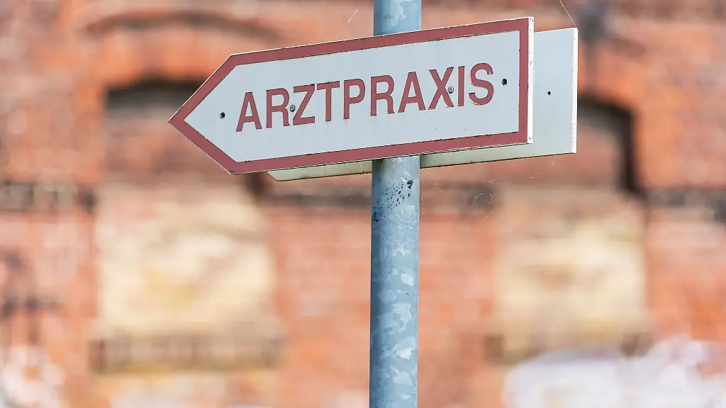 Ein-Schild-weist-den-Weg-zu-einer-Arztpraxis