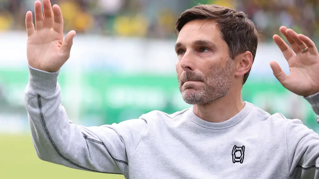 Der-damalige-Fuerther-Trainer-Stefan-Leitl-wird-vor-Spielbeginn-offiziell-verabschiedet