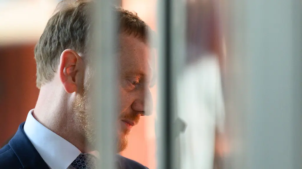 Michael-Kretschmer-kommt-zur-Sondersitzung-des-Saechsischen-Landtags-in-den-Plenarsaal