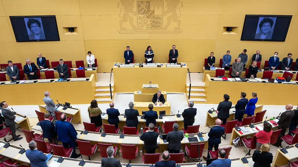 Die-Abgeordneten-des-Bayerischern-Landtags-um-Landtagspraesidentin-Ilse-Aigner-M-gedenken-zu-Beginn-der-Plenarsitzung-der-verstorbenen-frueheren-Landtagspraesidentin-Barbara-Stamm