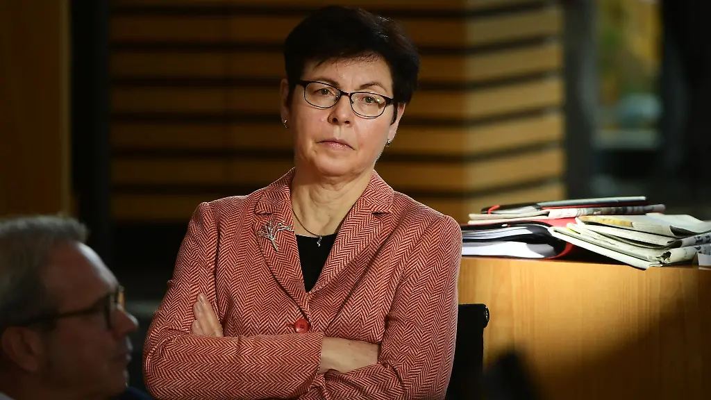 Heike-Taubert-sitzt-im-Plenarsaal-des-Thueringer-Landtags