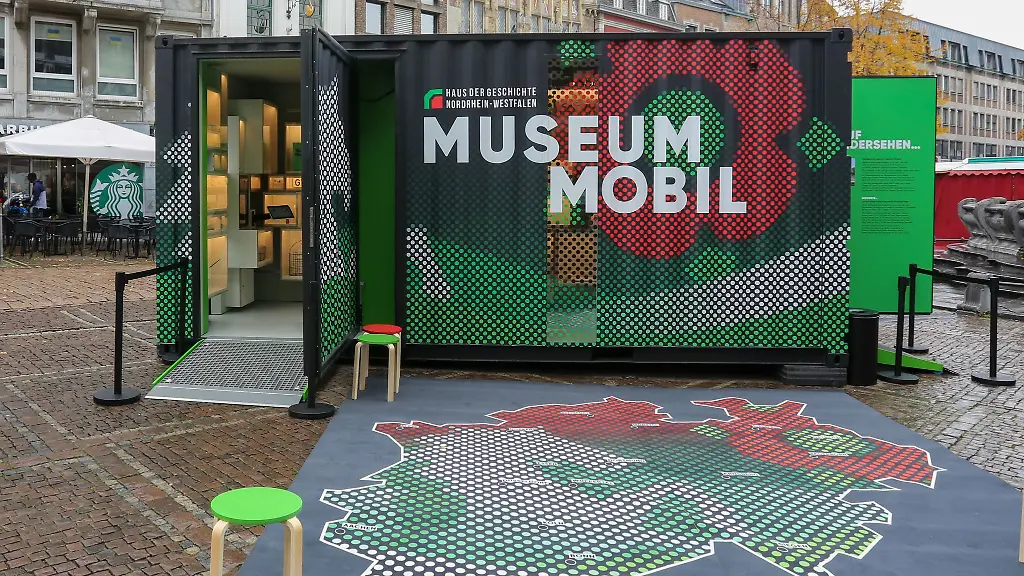 Das-MuseumMobil-steht-auf-dem-Marktplatz-in-Aachen