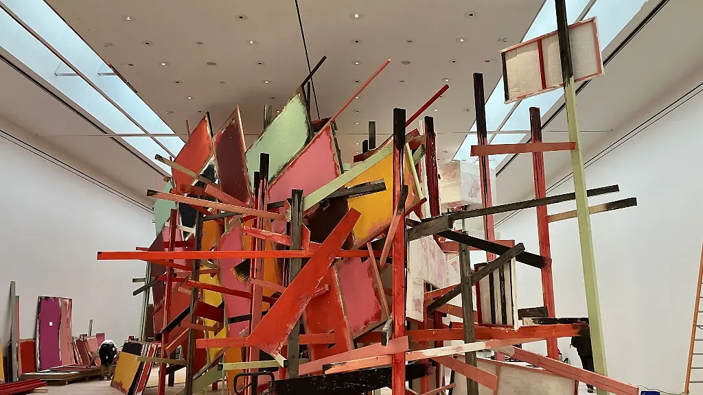 Das-Werk-Breach-der-britischen-Bildhauerin-Phyllida-Barlow-steht-im-Sprengel-Museum