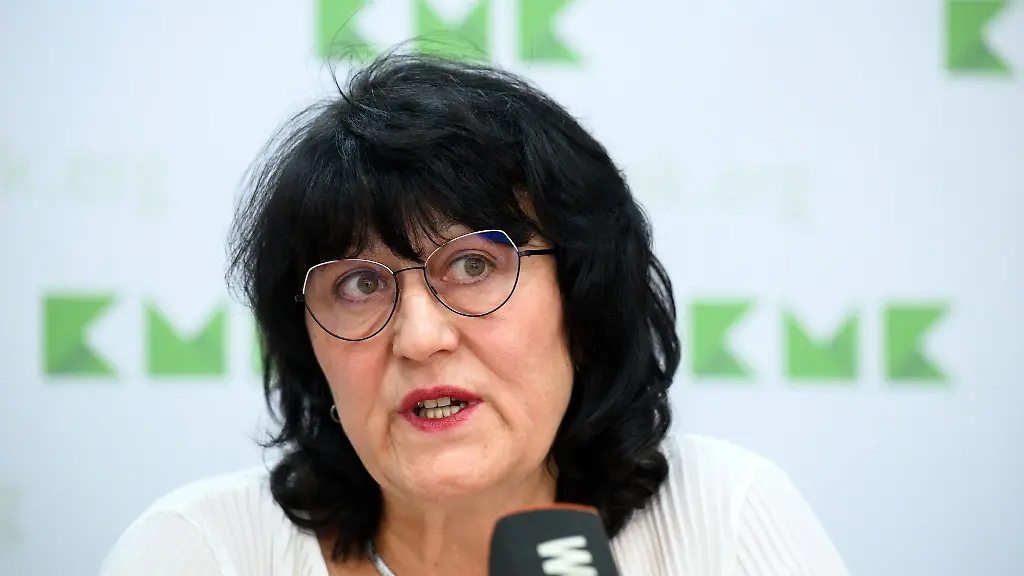 Eva-Feussner-bei-einer-Pressekonferenz-zum-Abschluss-einer-Kultusministerkonferenz