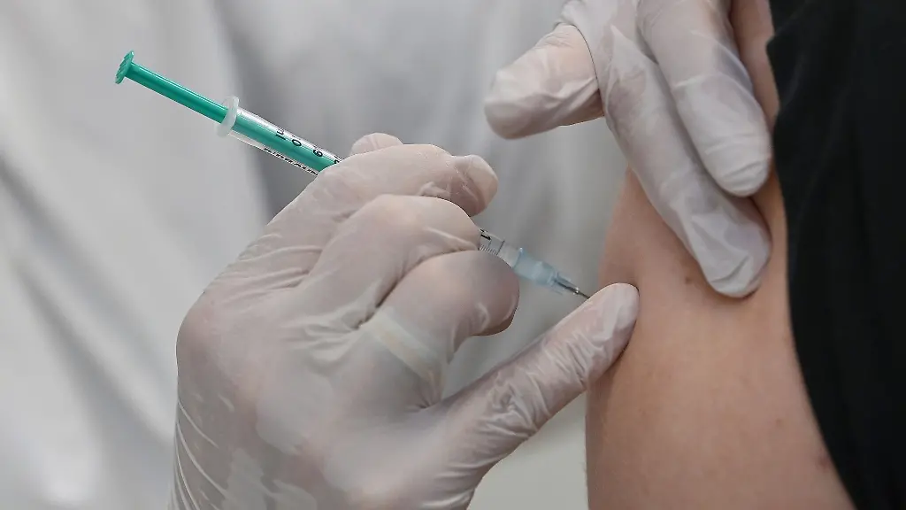 Ein-Mitarbeiter-eines-Impfzentrums-impft-einen-Mann-gegen-Corona