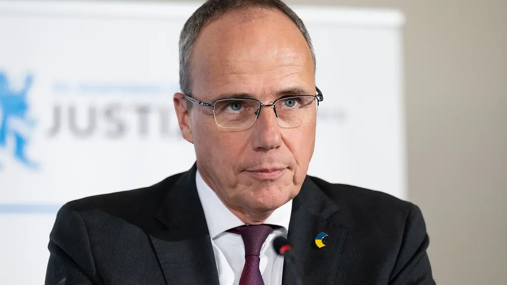 Peter-Beuth-CDU-Innenminister-von-Hessen-nimmt-an-einer-Pressekonferenz-teil