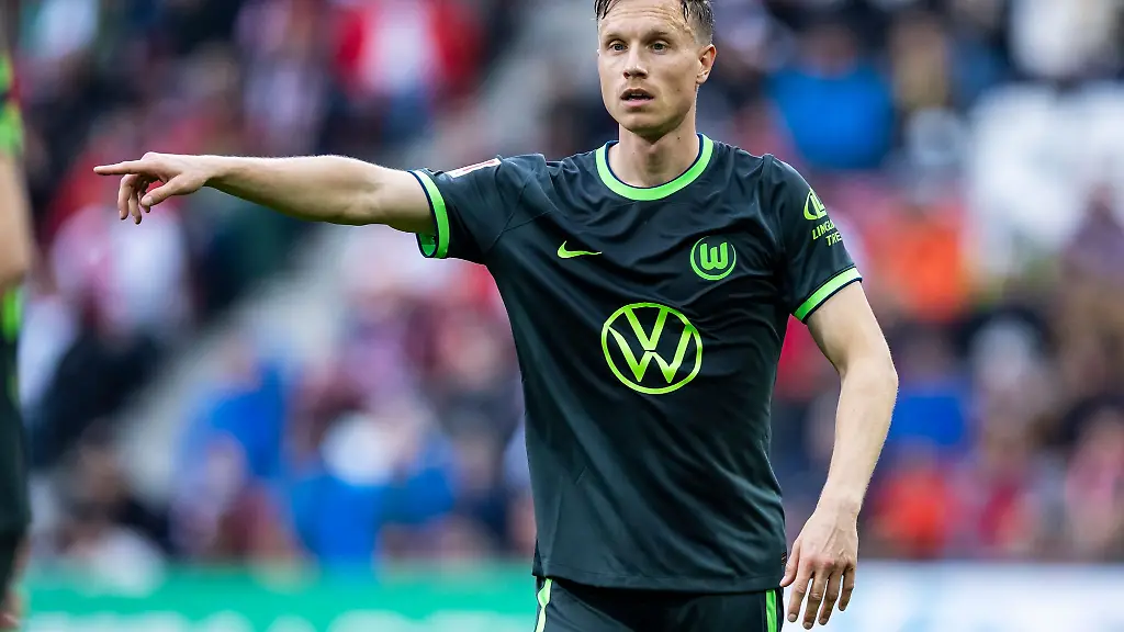 Wolfsburgs-Yannick-Gerhardt-gestikuliert-beim-Spiel-FC-Augsburg-VfL-Wolfsburg