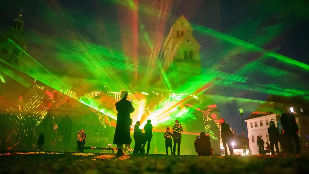 Eine-Lasershow-des-Kuenstlers-Edwin-van-der-Heide-illuminiert-den-Domhof-und-den-Hildesheimer-Dom-beim-Lichtkunstfestival-Evi-Lichtungen