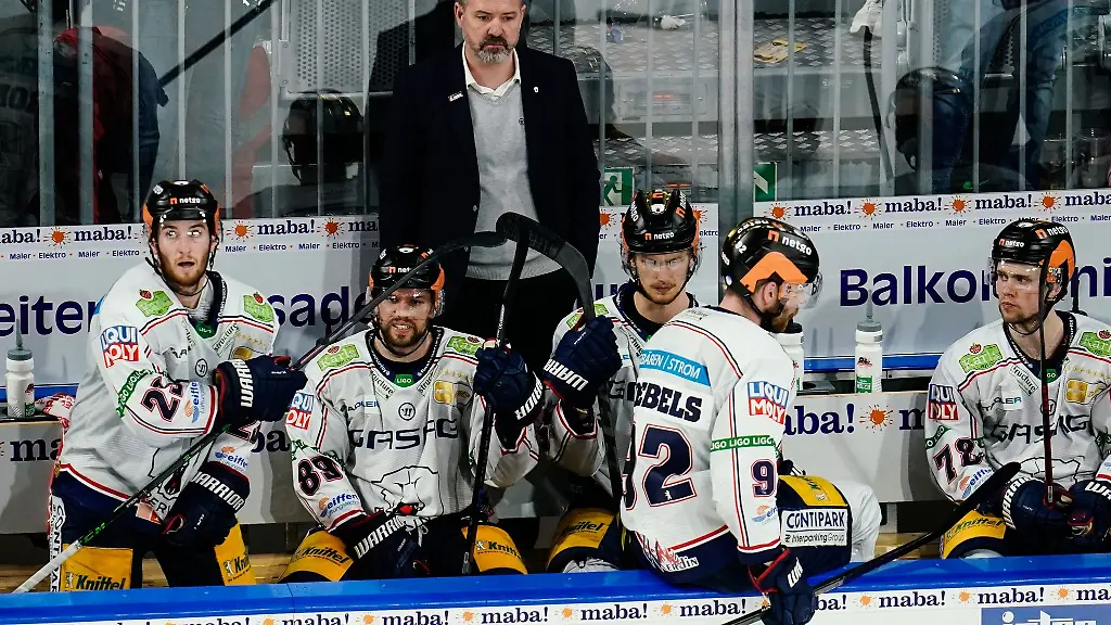 Berlins-Trainer-Serge-Aubin-steht-an-der-Spielerbank