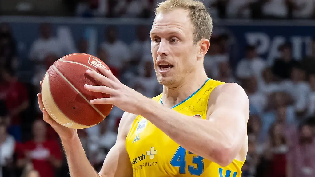 Luke-Sikma-von-Berlin-spielt-den-Ball