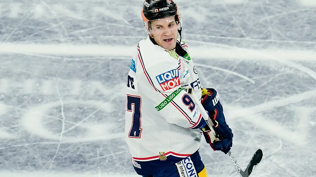 Berlins-Torschuetze-Matt-White-freut-sich-ueber-das-Tor-zum-0-2